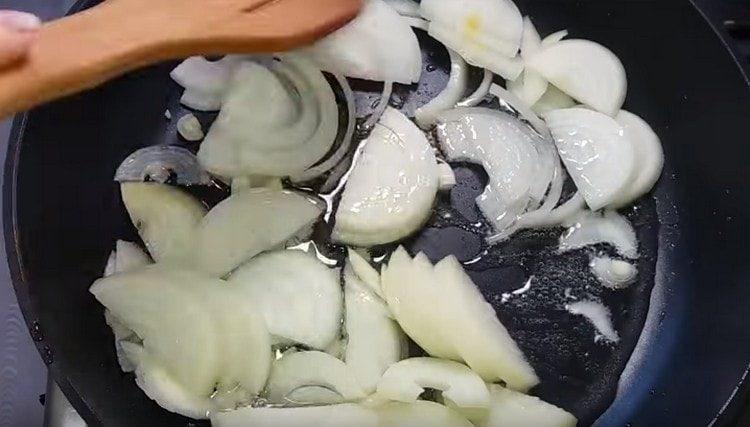 En una sartén, freír la cebolla en rodajas medias.