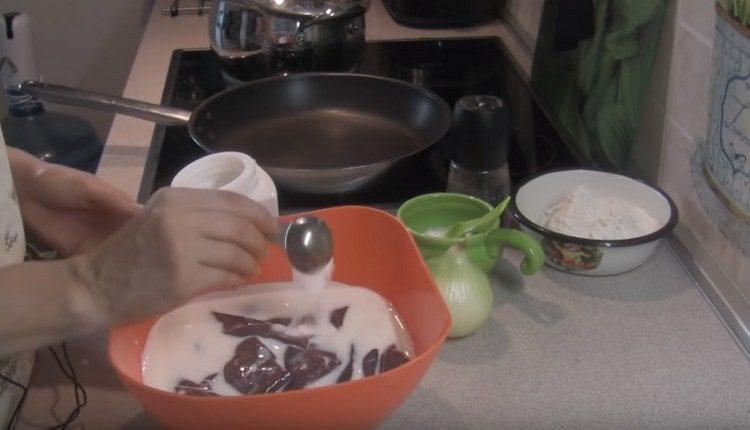 Ajouter la soude au foie dans le lait.