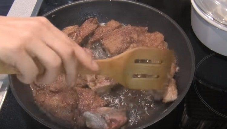 Faites frire le foie des deux côtés.