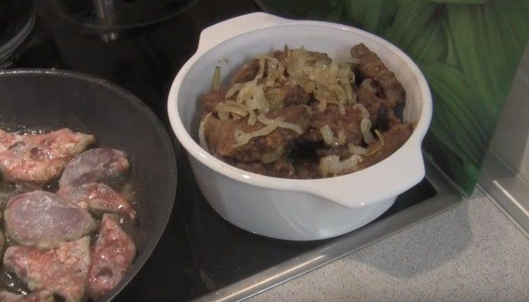 El hígado de cerdo preparado de acuerdo con esta receta se espolvorea con cebollas fritas.
