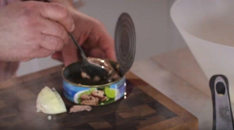 We spread boiled rice and cod liver in a bowl.