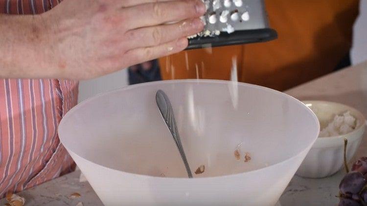 Rub the boiled egg into the salad.