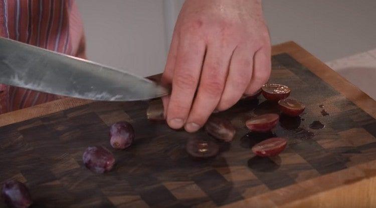 Cut grapes and take out the seeds.