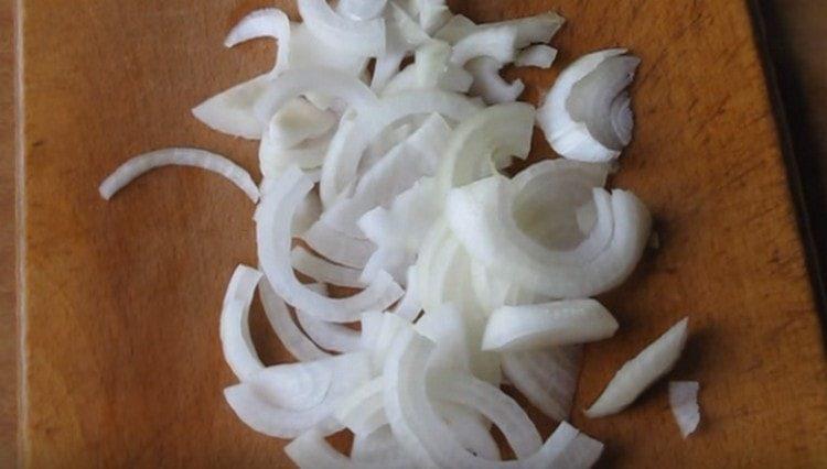 Cut the onion in half rings.