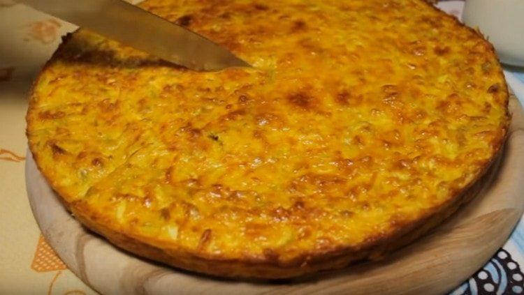 Une telle tarte aux courgettes est légère, mais très savoureuse.