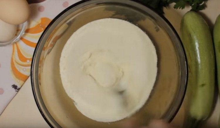 mélanger la semoule avec du yaourt.
