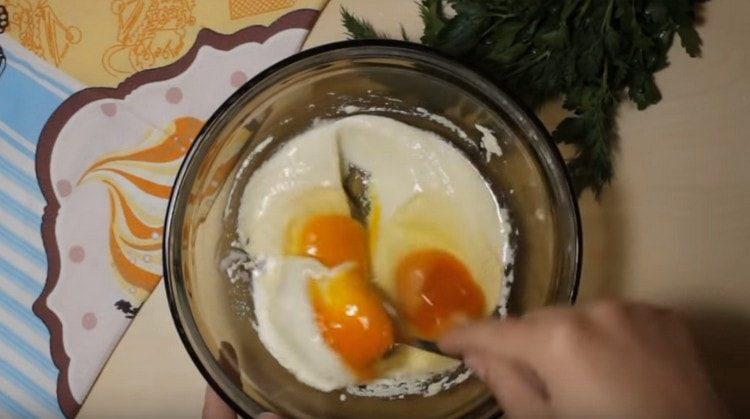 En el yogurt con sémola, batir los huevos, mezclar.