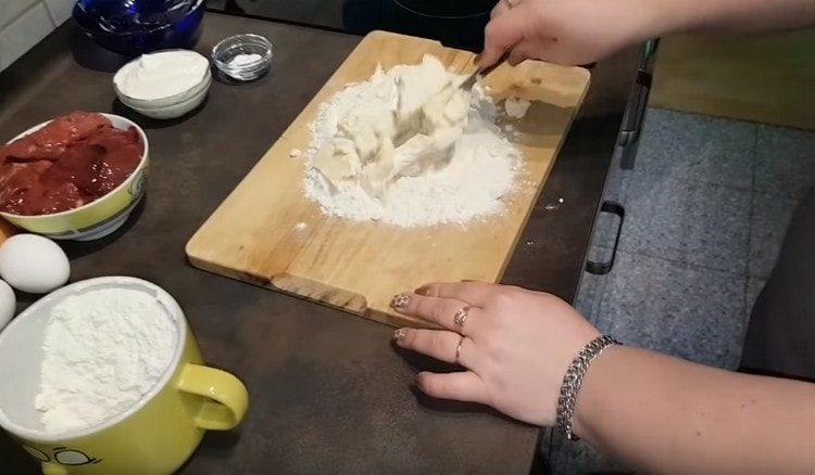sipati brašno, maslac razvući na komade u brašno.