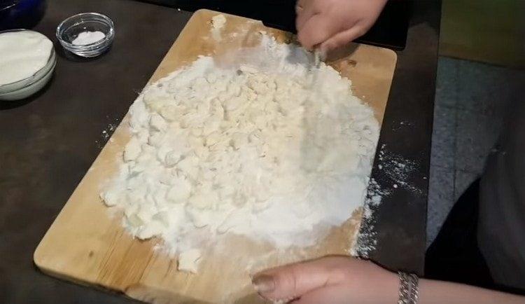 Couper le beurre avec de la farine avec un couteau.