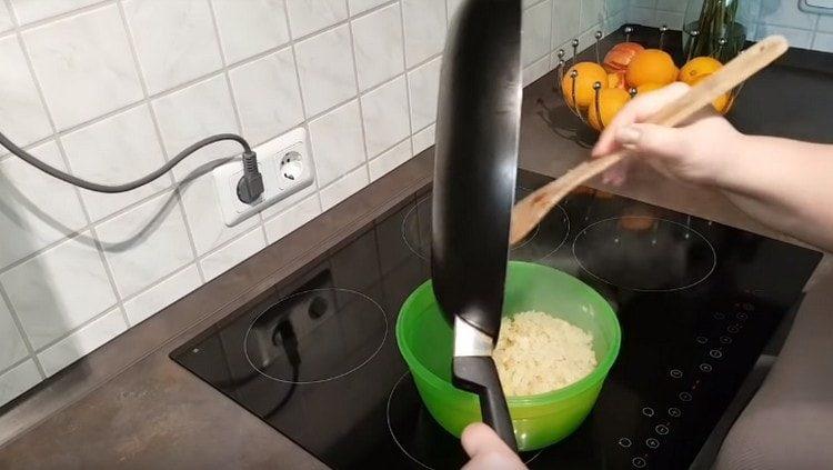 Prženi luk prebacite u duboku zdjelu.