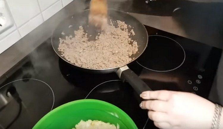 Faites frire le foie haché dans une poêle.