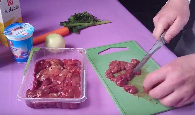 Rinse and chop the chicken liver into pieces.