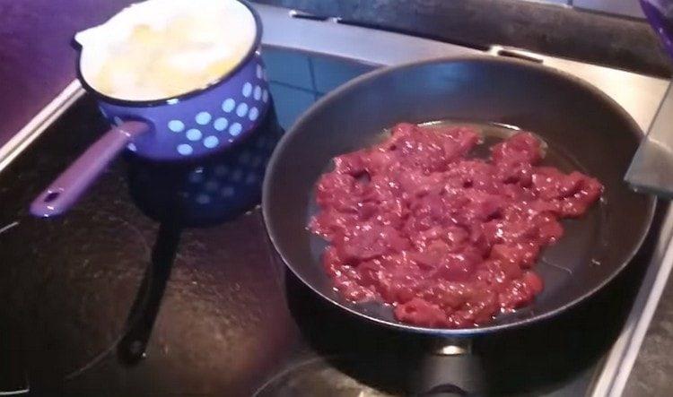 Fry the liver in a pan.