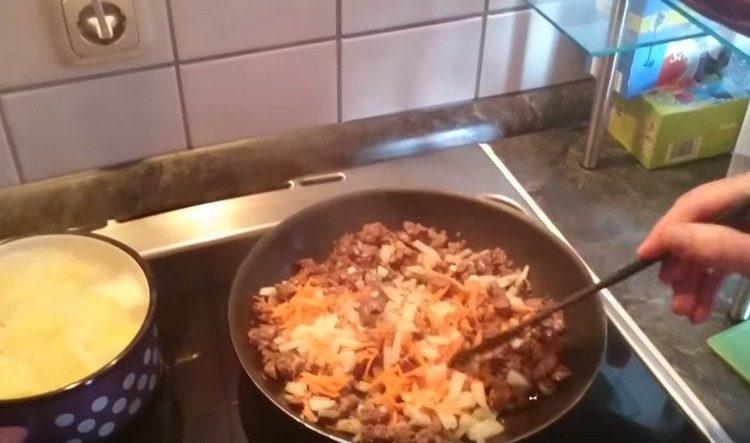 Add vegetables to the liver in a pan.