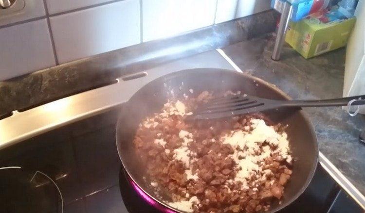 Ajouter la farine aux ingrédients dans la casserole.