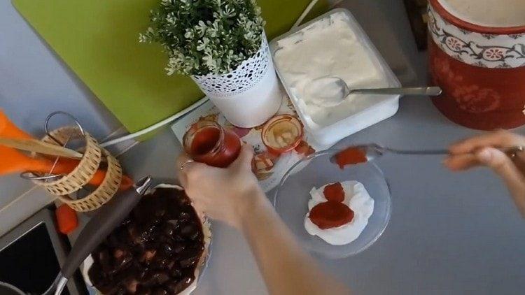 Da biste napravili umak, pomiješajte kiselo vrhnje i pastu od rajčice.