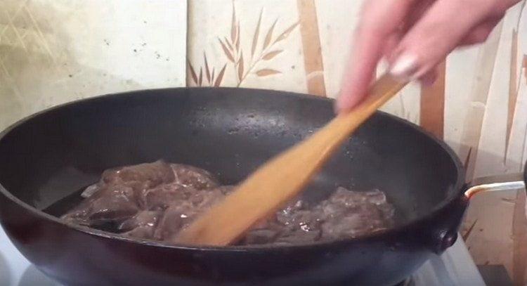 Fry the liver in a pan.