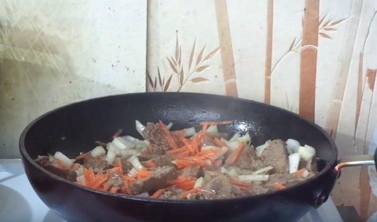 Agregue verduras al hígado en una sartén.