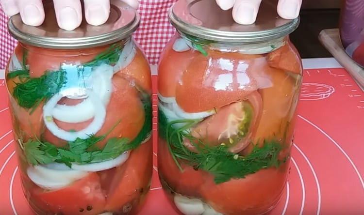 Vierta los tomates con la marinada.