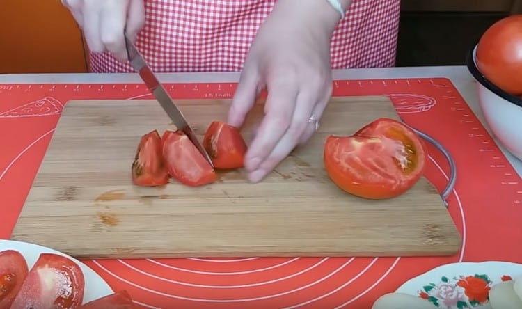 We cut tomatoes.