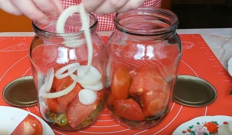 Coloque capas de tomates y cebollas.