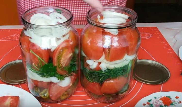 Ajoutez des herbes, encore des tomates et des oignons.