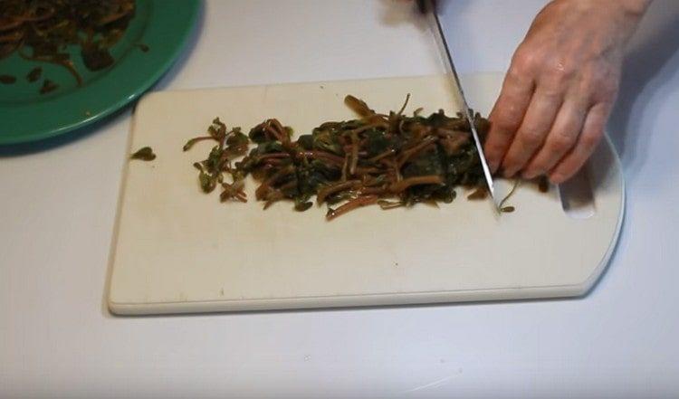 Cut the boiled purslane.