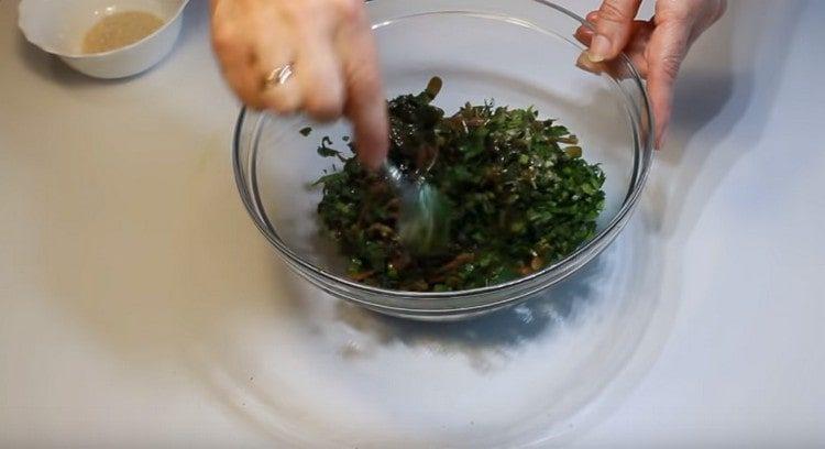 Mélanger les ingrédients de la salade, assaisonner avec la sauce préalablement préparée.