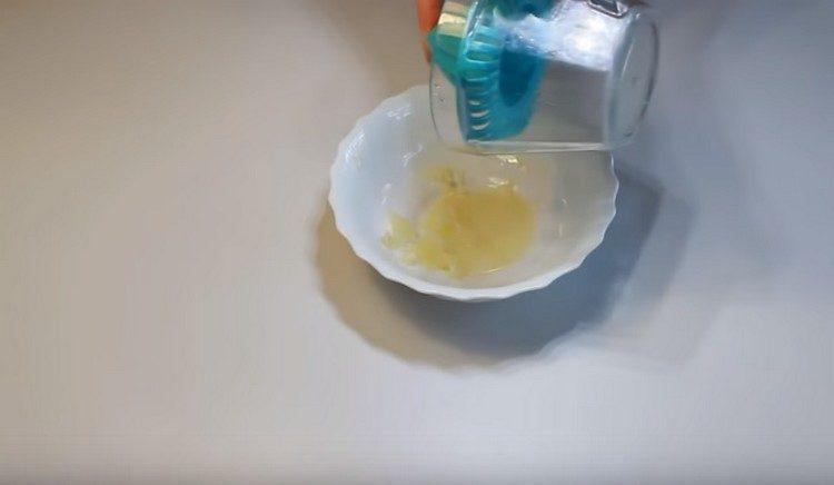 U češnjak dodajte limunov sok.