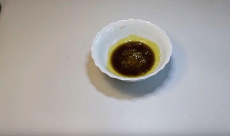 Ajouter l'huile végétale et mélanger la vinaigrette.