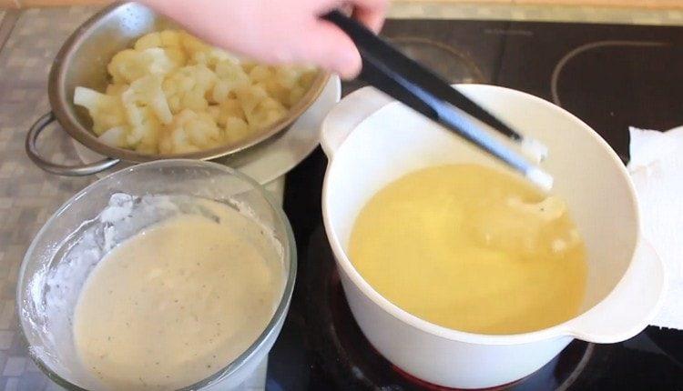 Each inflorescence is dipped in batter and spread in hot oil.