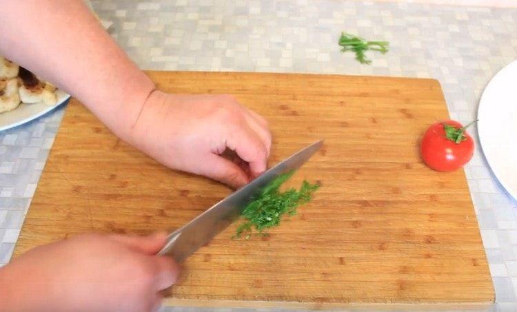 Moudre des herbes fraîches.