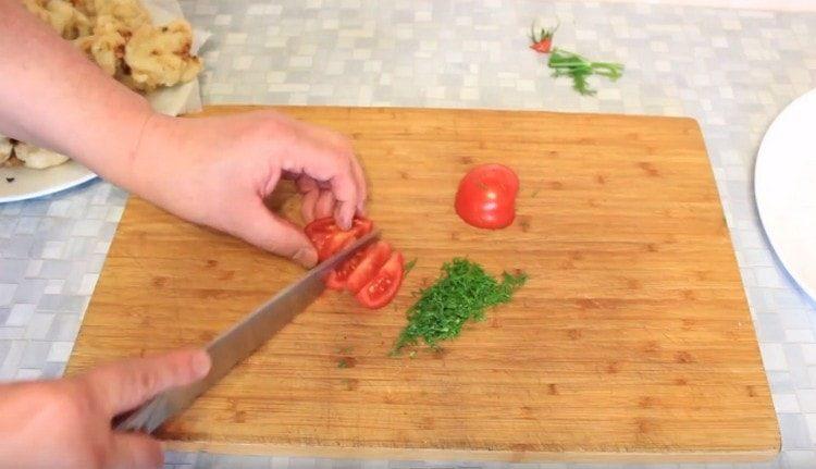 corta el tomate en rodajas finas.