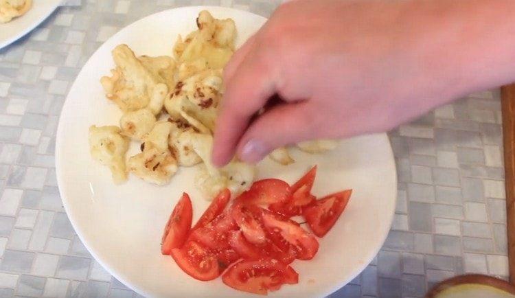 Agrega el tomate al repollo.