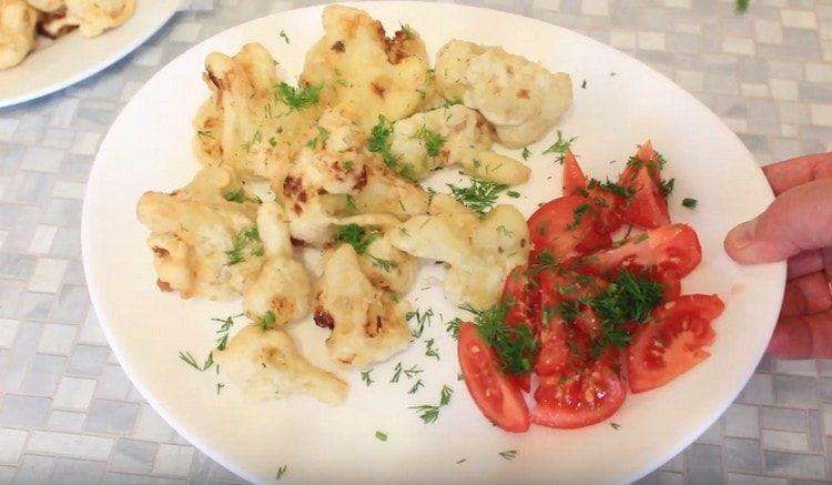 Saupoudrer nos verts hachés avec notre plat de chou-fleur.