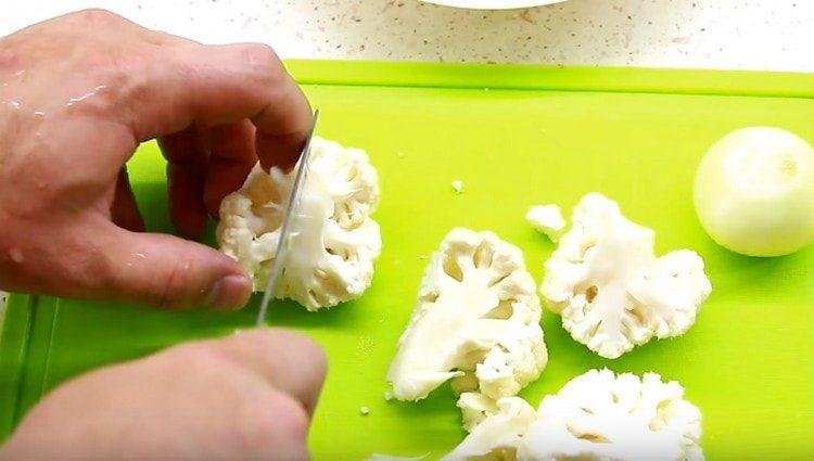 Cut cauliflower into inflorescences.