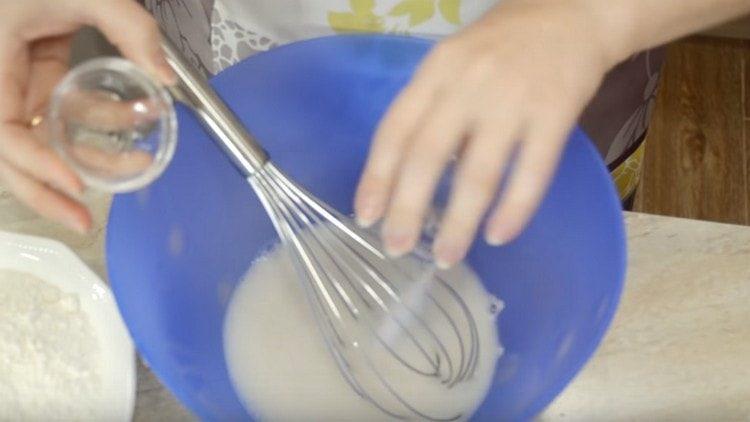 Adăugați zahăr și sare în amestecul de drojdie.