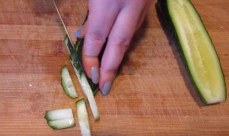 Snijd in reepjes komkommers.