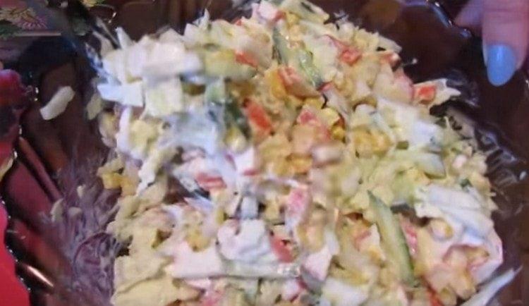 Une délicieuse salade maigre avec des bâtonnets de crabe est prête.