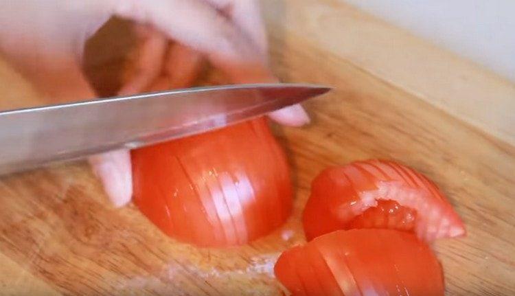 We cut tomatoes into thin slices.