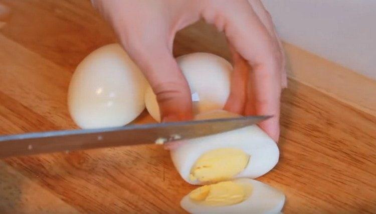cut the egg into thin slices.