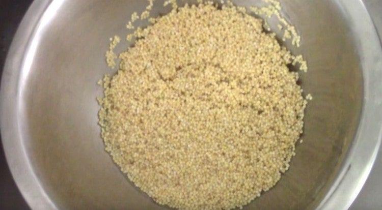 Verser le millet avec de l'eau bouillante pendant plusieurs minutes, puis égoutter.