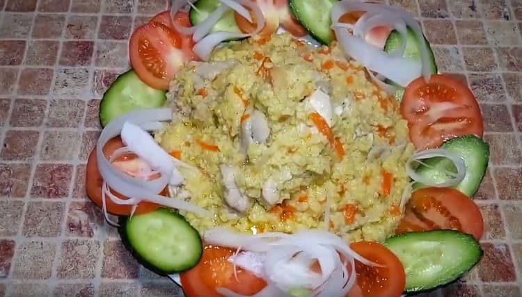 Las abundantes gachas de mijo con carne irán bien con verduras frescas.