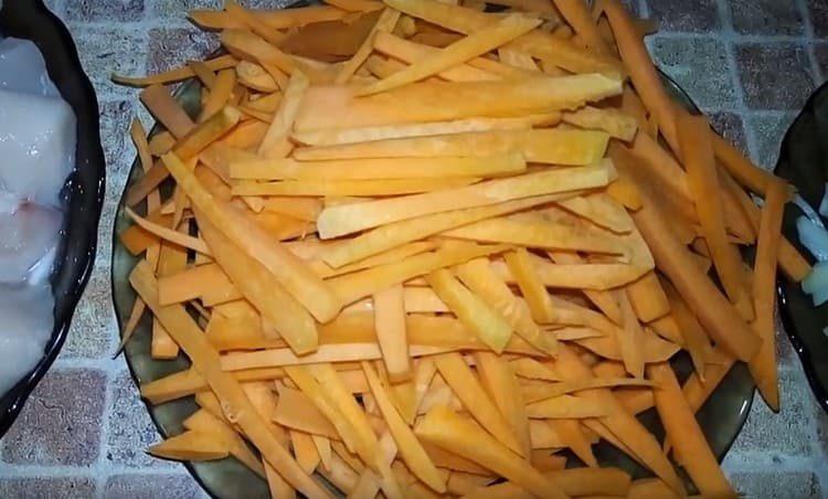 Cut the carrots into strips.