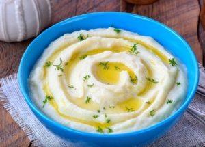 Preparamos puré de coliflor tierno de acuerdo con una receta paso a paso con una foto.