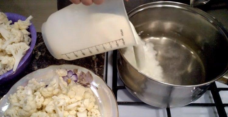 Pour water into the pan, salt it, add milk.
