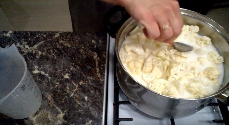 In a boiling mixture of milk and water, spread the cauliflower and cook.