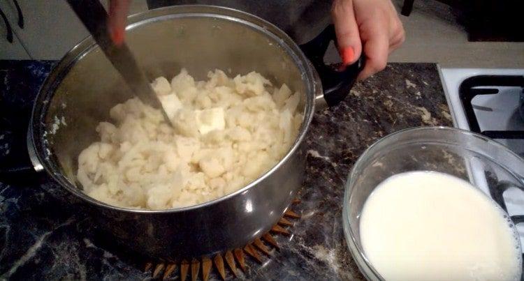 Agrega la mantequilla al repollo.
