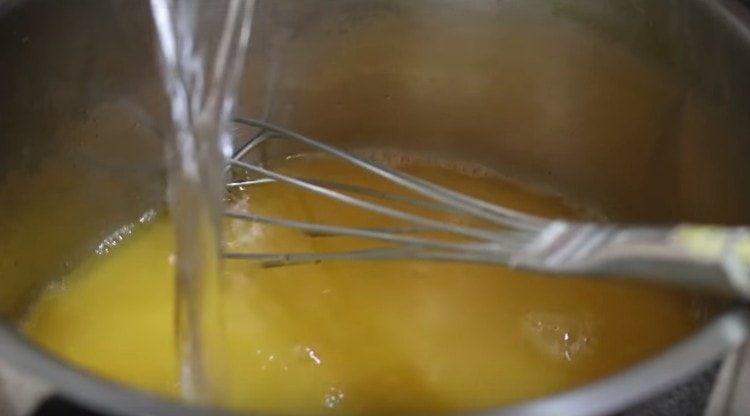 Versez le jus d'orange et l'eau dans la casserole.