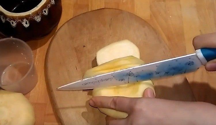 Cut the peeled turnip into slices.